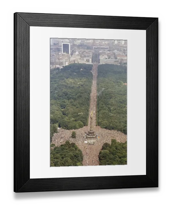 Framed Print : Aerial view of the Victory Column during the Love Parade
