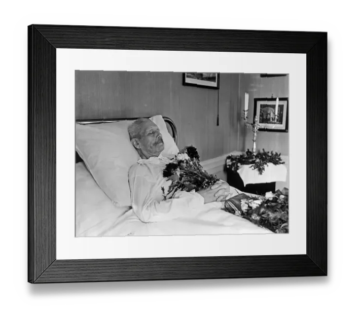 Framed Print : Paul von Hindenburg on his deathbed Framed Print : Paul von Hindenburg on his deathbed