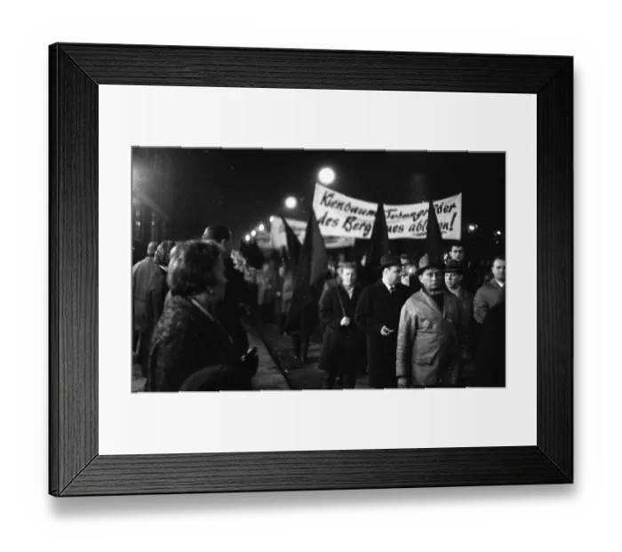 Framed Print : Miners and employees of the Moeller-Rheinbaben colliery in Bottrop