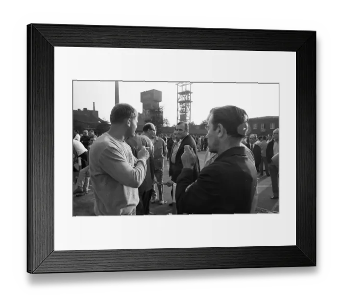 Framed Print : The spontaneous strike, here on 10 Framed Print : The spontaneous strike, here on 10