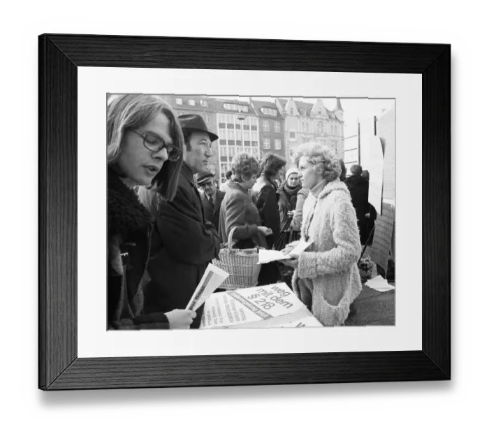 Framed Print : Several hundred woman and a few men turned out in Bonn on 15 February 1975 against § 218