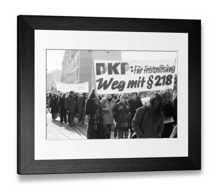 Framed Print : Several hundred woman and a few men turned out in Bonn on 15 Framed Print : Several hundred woman and a few men turned out in Bonn on 15