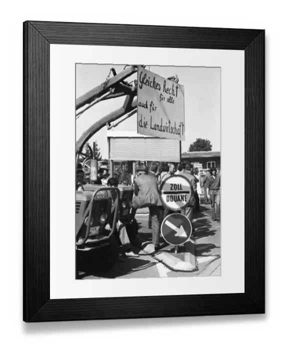 Framed Print : Farmers marched with their tractors to a protest in Aachen on 17 Framed Print : Farmers marched with their tractors to a protest in Aachen on 17