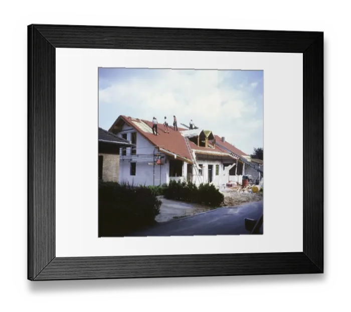 Framed Print : Craftsmen, here on 11.8.1992 in Iserlohn covering the roof and other finishing stages of the shell