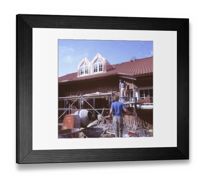 Framed Print : Craftsmen, here on 11.8.1992 in Iserlohn covering the roof and other finishing stages of the shell