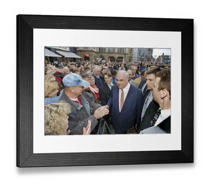 Framed Print : Chancellor Helmut Kohl greets CDU party supporters on the market square in Halle in front of his election campaign
