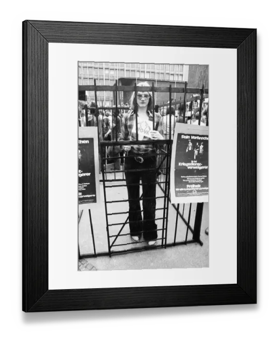 Framed Print : Conscientious objectors demonstrated against the reform of the SPD Defence Minister Georg Leber in Essen