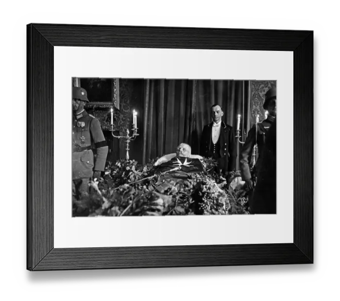 Framed Print : Paul von Hindenburg lying on his coffin