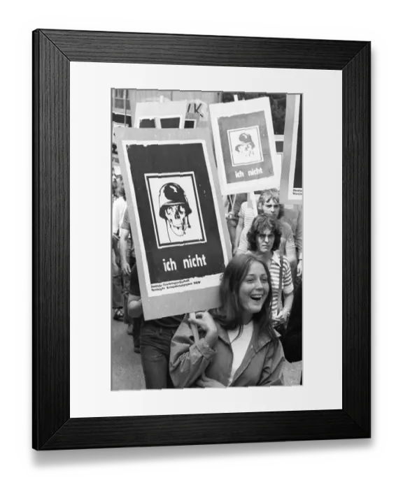 Framed Print : Conscientious objectors demonstrated against the reform of the SPD Defence Minister Georg Leber in Essen