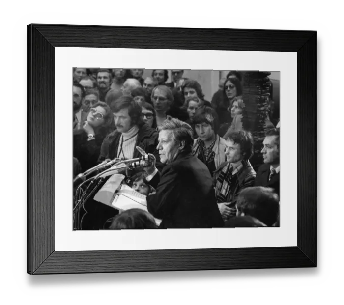 Framed Print : Federal Chancellor Helmut Schmidt opened an art exhibition at the Ostwall Museum in Dortmund on 11