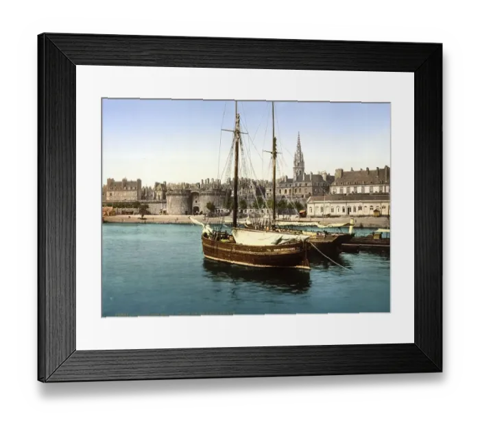Framed Print : Harbour and main gate, St. Malo