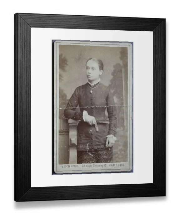 Framed Print : Girl, visit format, Carte de Visite Framed Print : Girl, visit format, Carte de Visite