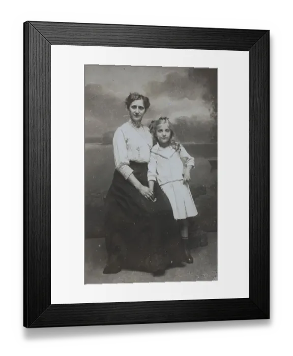 Framed Print : Woman with child, visit format Framed Print : Woman with child, visit format