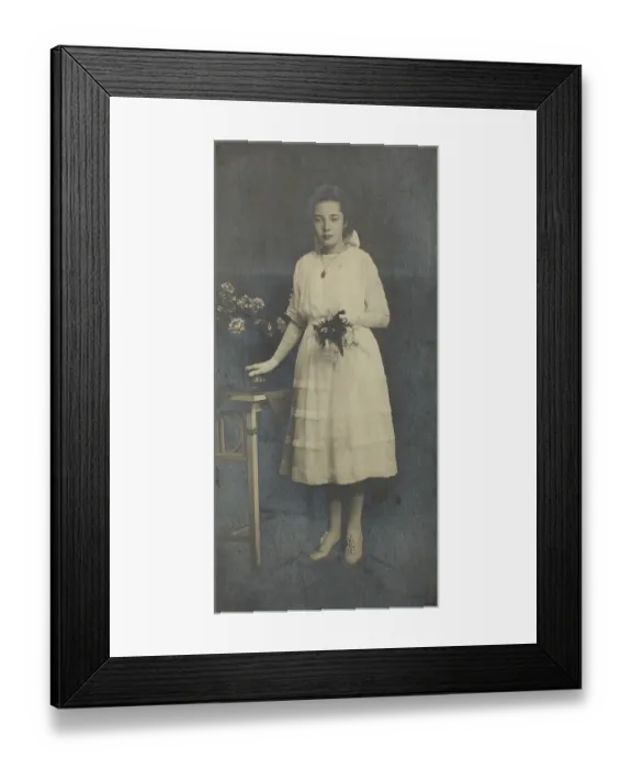 Framed Print : Woman with bouquet of flowers, visiting format Framed Print : Woman with bouquet of flowers, visiting format