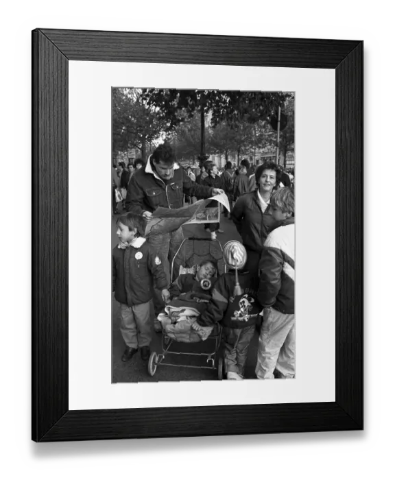 Framed Print : Fall of the Berlin Wall, shopping on Kurfuerstendamm Avenue