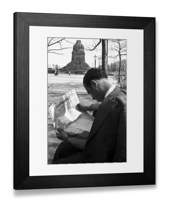 Framed Print : Kriegsinvalide reads the newspaper Sonntagspost