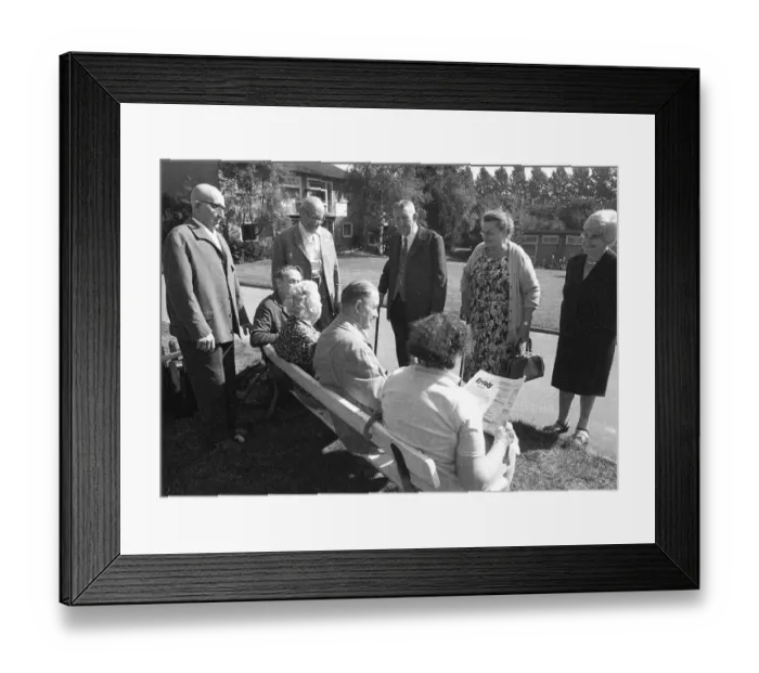 Framed Print : This group of pensioners, seen here on 18 August 1971 in Dortmund
