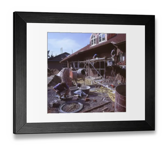 Framed Print : Craftsmen, here on 11.8.1992 in Iserlohn covering the roof and other finishing stages of the shell
