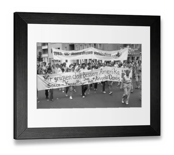 Framed Print : 50, 000 opponents of the Natodoppelbeschluss and the President of the USA