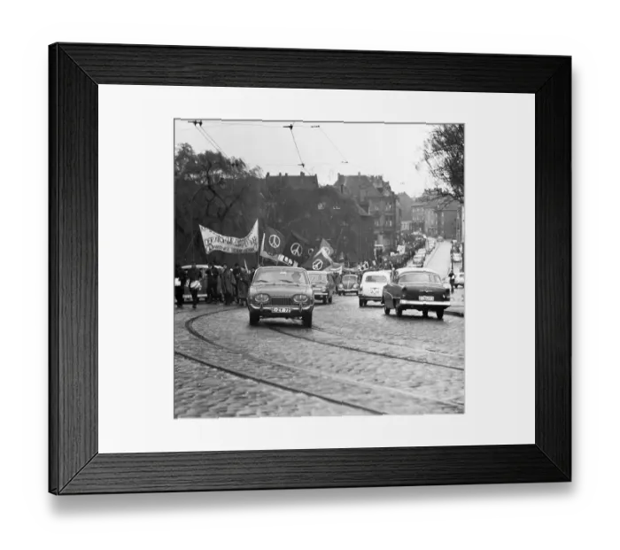 Framed Print : The Easter march of the opponents of nuclear weapons Framed Print : The Easter march of the opponents of nuclear weapons