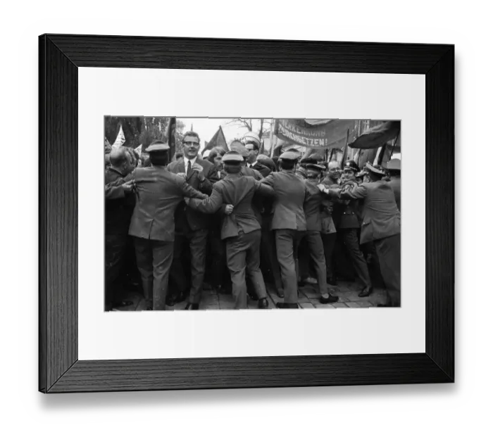 Framed Print : The 2nd meeting of Chancellor Willy Brandt with GDR MP Willi Stoph on 21 May 1971 in Kassel was accompanied by a large Framed Print : The 2nd meeting of Chancellor Willy Brandt with GDR MP Willi Stoph on 21 May 1971 in Kassel was accompanied by a large