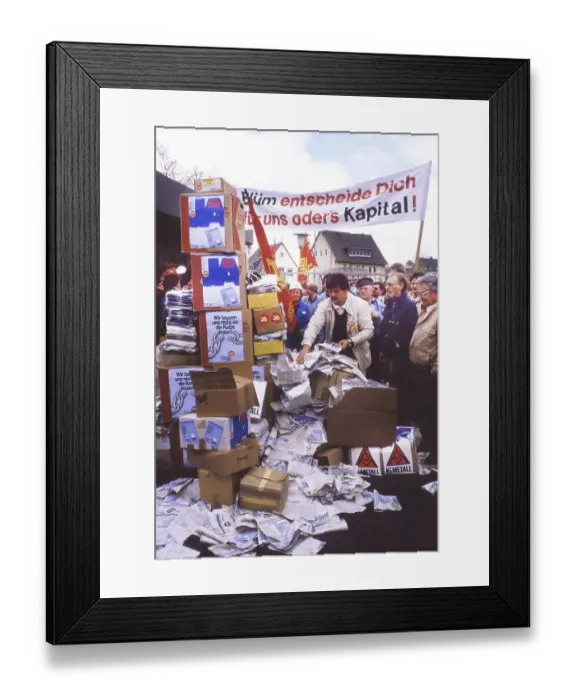 Framed Print : Bonn. DGB protest action at the Ministry of Labour with handover of ballot papers on the issue of restricting action