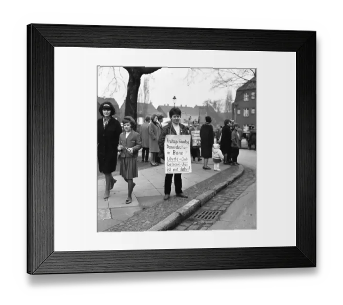 Framed Print : The Easter march of the opponents of nuclear weapons Framed Print : The Easter march of the opponents of nuclear weapons