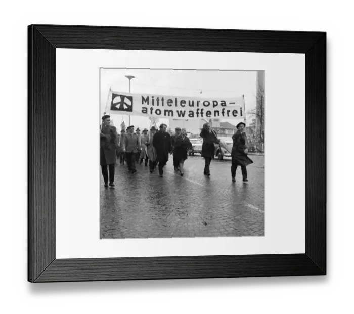 Framed Print : The 1964 Easter March led by the Campaign for Disarmament