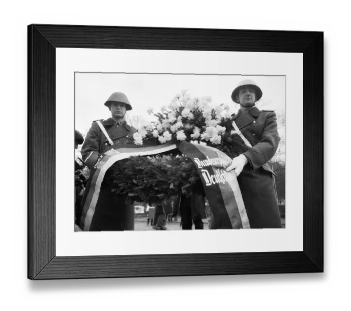 Framed Print : The first meeting of Willy Brandt (Chancellor of the FRG) and Willi Stoph (MP of the GDR)