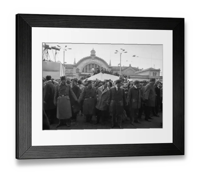 Framed Print : The first meeting of Willy Brandt (Chancellor of the FRG) and Willi Stoph (MP of the GDR)