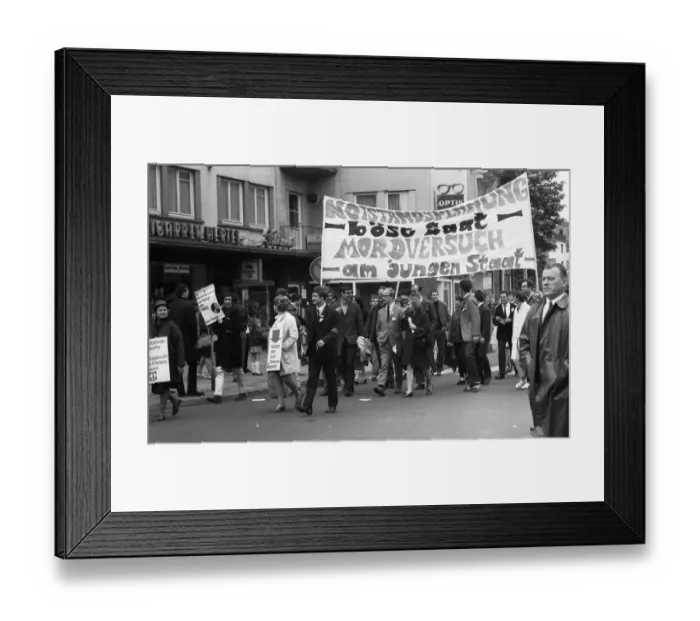 Framed Print : Many thousands of people gathered in Bonn on 11 Framed Print : Many thousands of people gathered in Bonn on 11