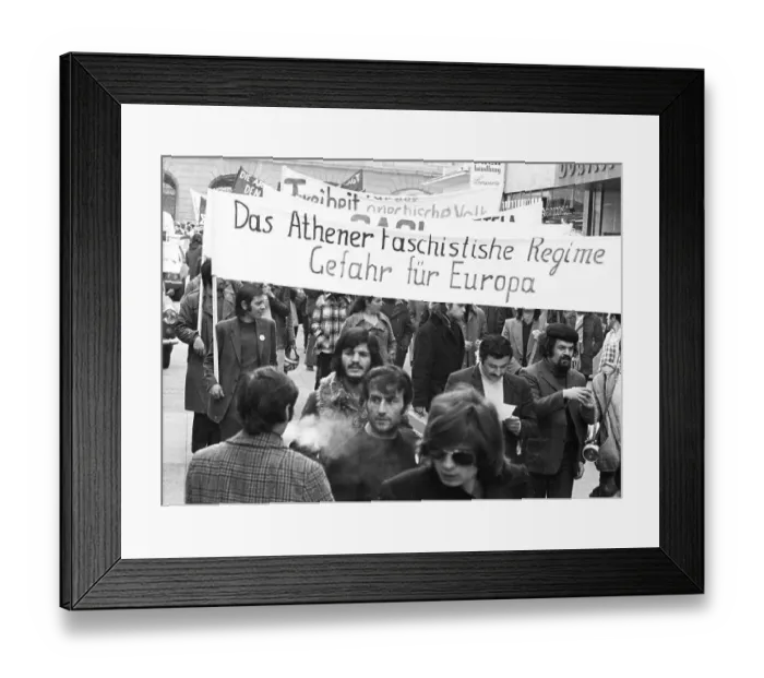 Framed Print : Greeks and Germans demonstrated in Bonn on 10