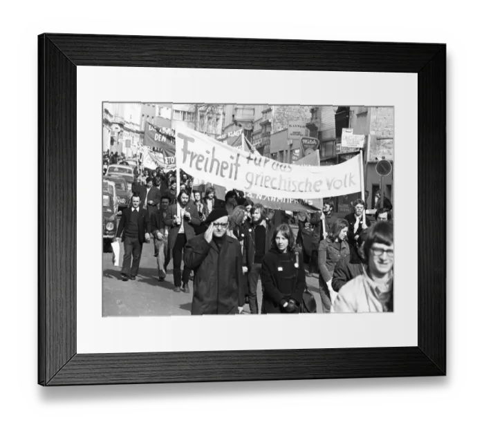 Framed Print : Greeks and Germans demonstrated in Bonn on 10