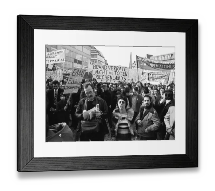 Framed Print : Greeks and Germans demonstrated in Bonn on 10