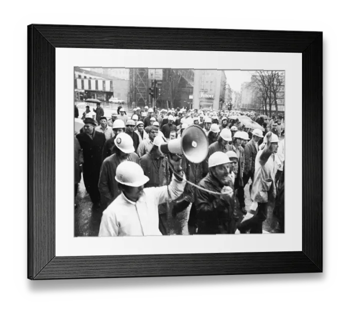 Framed Print : With a spontaneous strike and demonstration Framed Print : With a spontaneous strike and demonstration