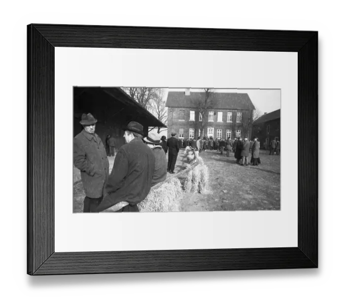 Framed Print : The auction of a farm on 2. 3. 1972 in the Muensterland in Ascheberg with all inventory and livestock