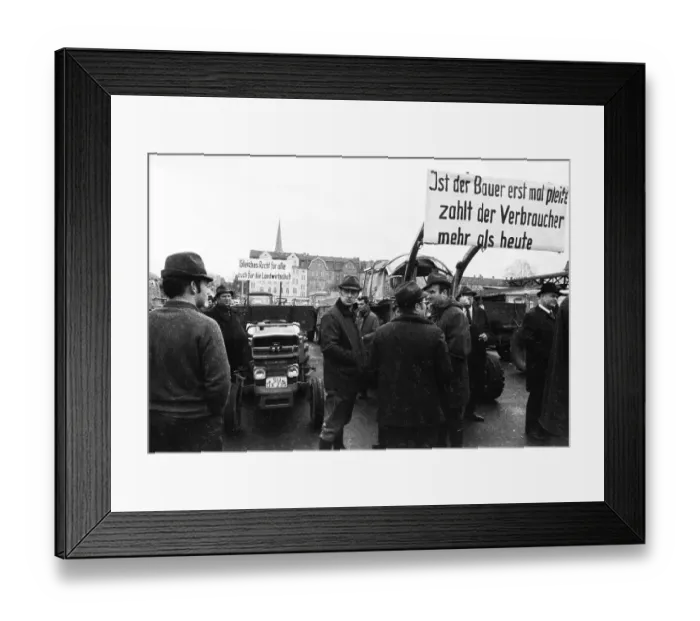 Framed Print : With tractors, more than 1000 farmers came to Bonn for a demonstration on 11