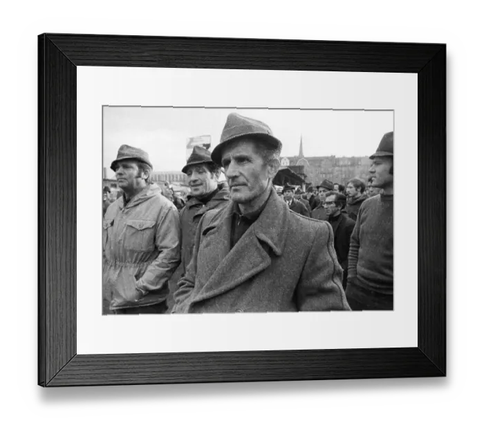 Framed Print : With tractors, more than 1000 farmers came to Bonn for a demonstration on 11