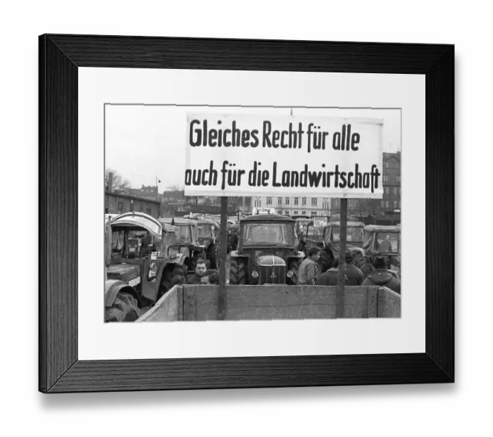 Framed Print : With tractors, more than 1000 farmers came to Bonn for a demonstration on 11