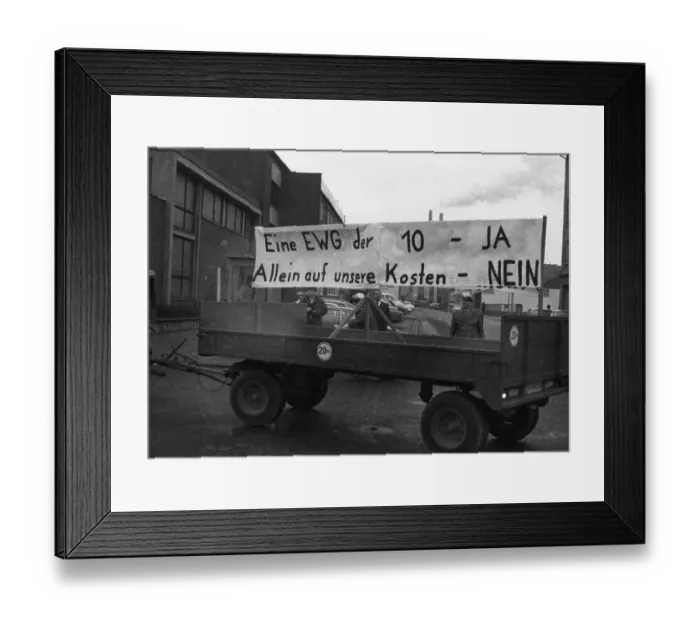 Framed Print : With tractors, more than 1000 farmers came to Bonn for a demonstration on 11