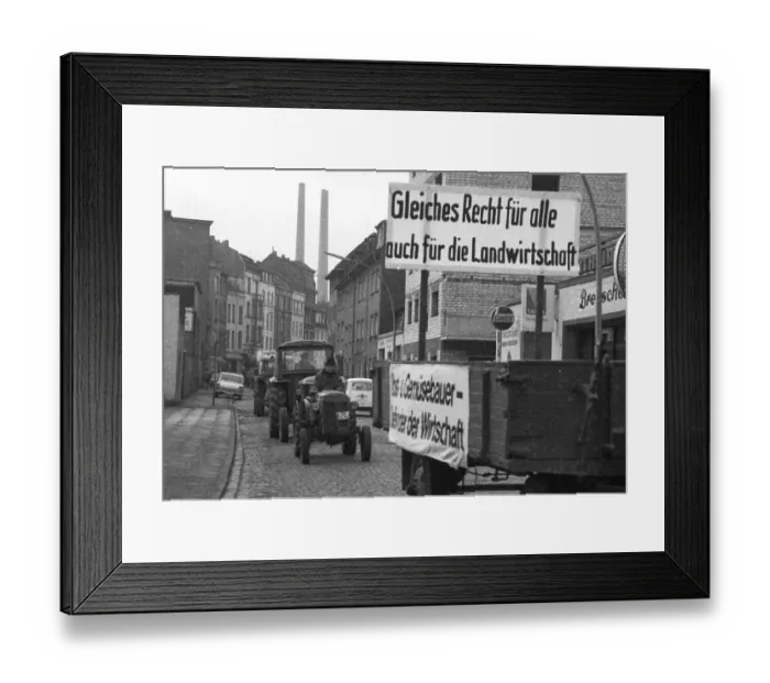 Framed Print : With tractors, more than 1000 farmers came to Bonn for a demonstration on 11