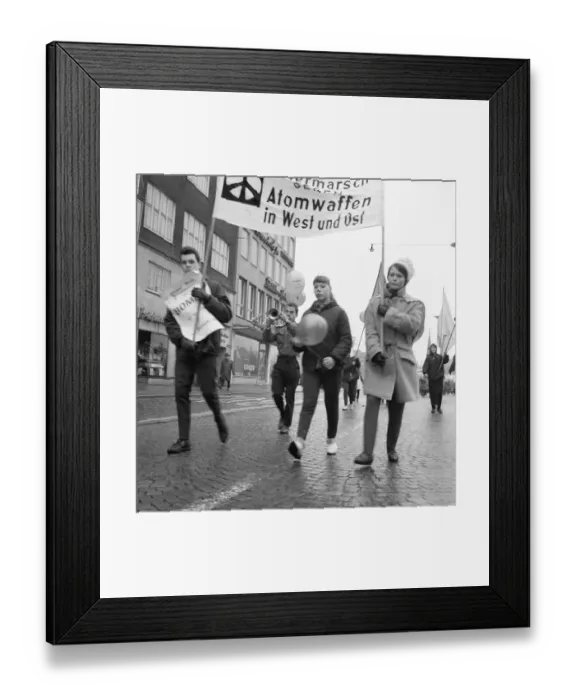 Framed Print : The 1964 Easter March led by the Campaign for Disarmament