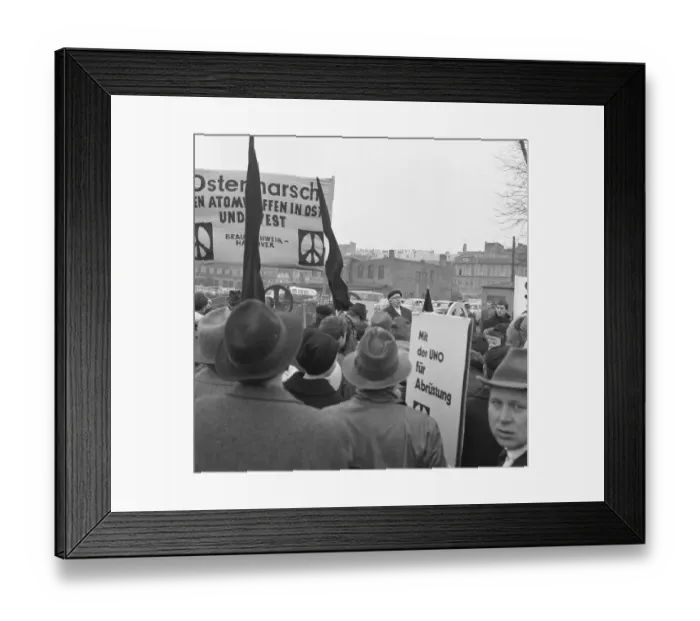Framed Print : The 1964 Easter March led by the Campaign for Disarmament