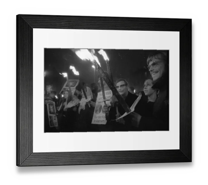 Framed Print : The communist-oriented SDAJ (Socialist Workers Youth of Germany) turned against the US war in 1968 in Hamburg Framed Print : The communist-oriented SDAJ (Socialist Workers Youth of Germany) turned against the US war in 1968 in Hamburg