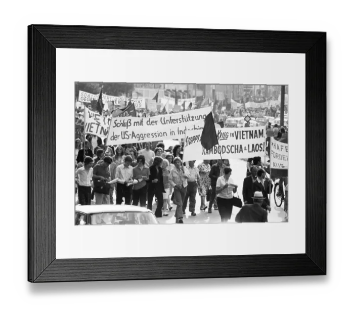 Framed Print : The communist-oriented SDAJ (Socialist Workers Youth of Germany) turned against the US war in 1968 in Hamburg Framed Print : The communist-oriented SDAJ (Socialist Workers Youth of Germany) turned against the US war in 1968 in Hamburg