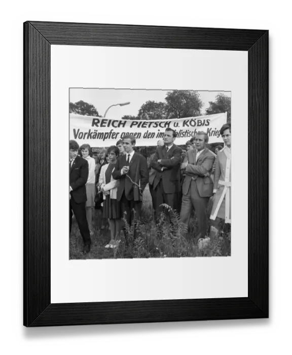Framed Print : The shooting of Cologne sailors Max Reichspietsch