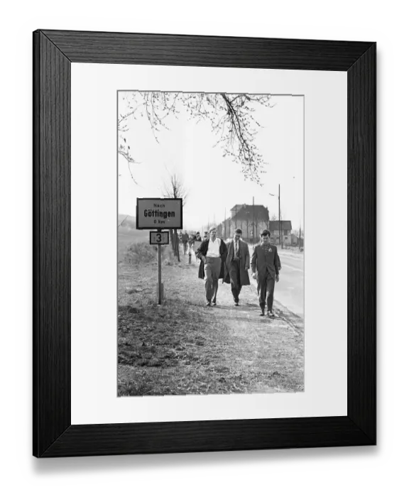Framed Print : The 1964 Easter March led by the Campaign for Disarmament Framed Print : The 1964 Easter March led by the Campaign for Disarmament