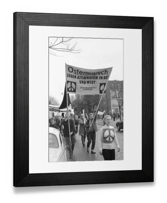 Framed Print : The 1964 Easter March led by the Campaign for Disarmament