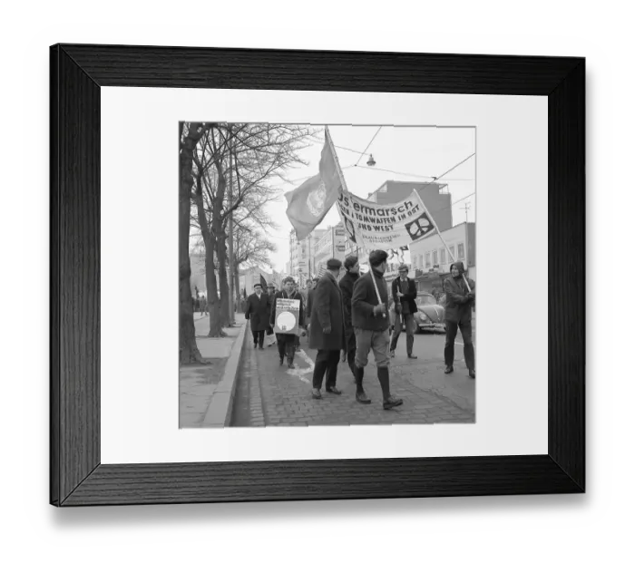Framed Print : The 1964 Easter March led by the Campaign for Disarmament