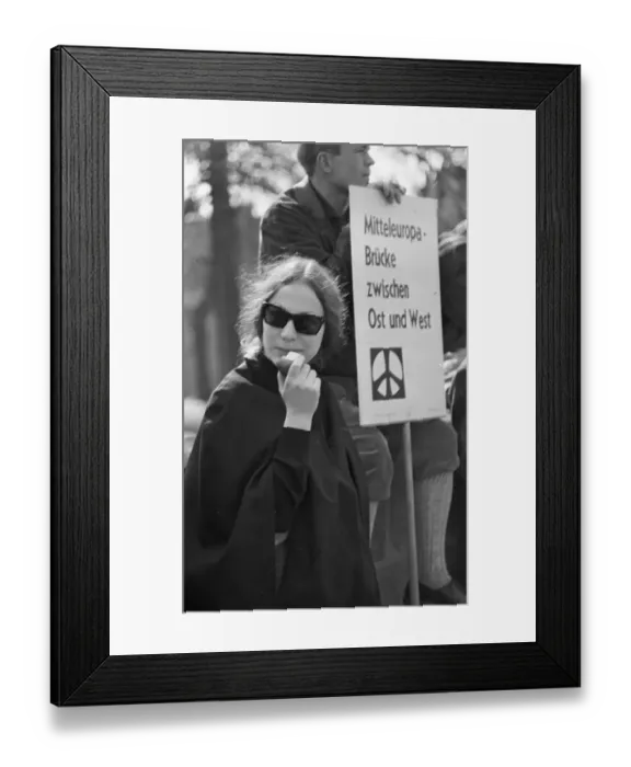 Framed Print : The 1964 Easter March led by the Campaign for Disarmament